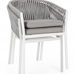 Thumbnail of http://Chaise%20moderne%20avec%20structure%20en%20métal%20blanc,%20détails%20en%20corde%20tressée%20grise%20sur%20le%20dossier%20et%20les%20accoudoirs%20du%20siège,%20et%20deux%20coussins%20gris%20assortis%20sur%20le%20siège.%20La%20chaise%20a%20un%20design%20contemporain%20adapté%20à%20une%20utilisation%20intérieure%20et%20extérieure.