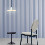 Thumbnail of http://Intérieur%20minimaliste%20avec%20une%20chaise%20à%20dossier%20ovale%20bleu%20avec%20revêtement%20beige%20clair,%20une%20petite%20table%20d'appoint%20ronde%20noire%20et%20un%20luminaire%20cylindrique%20suspendu%20moderne.%20L'arrière-plan%20montre%20un%20mur%20bleu%20texturé%20et%20un%20sol%20gris%20clair.