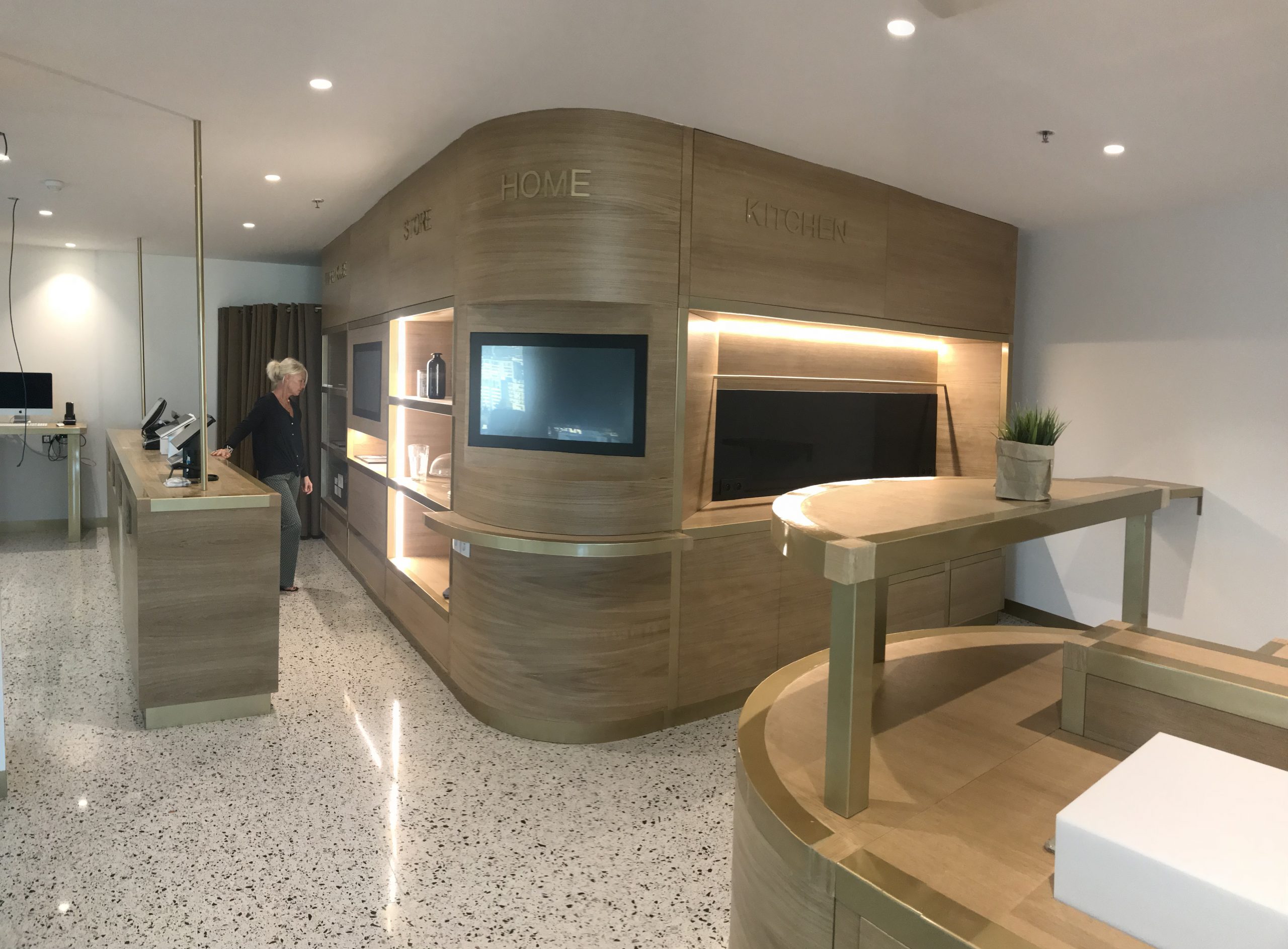 Decoration-show-room-mobilier-openspace-scaled-1