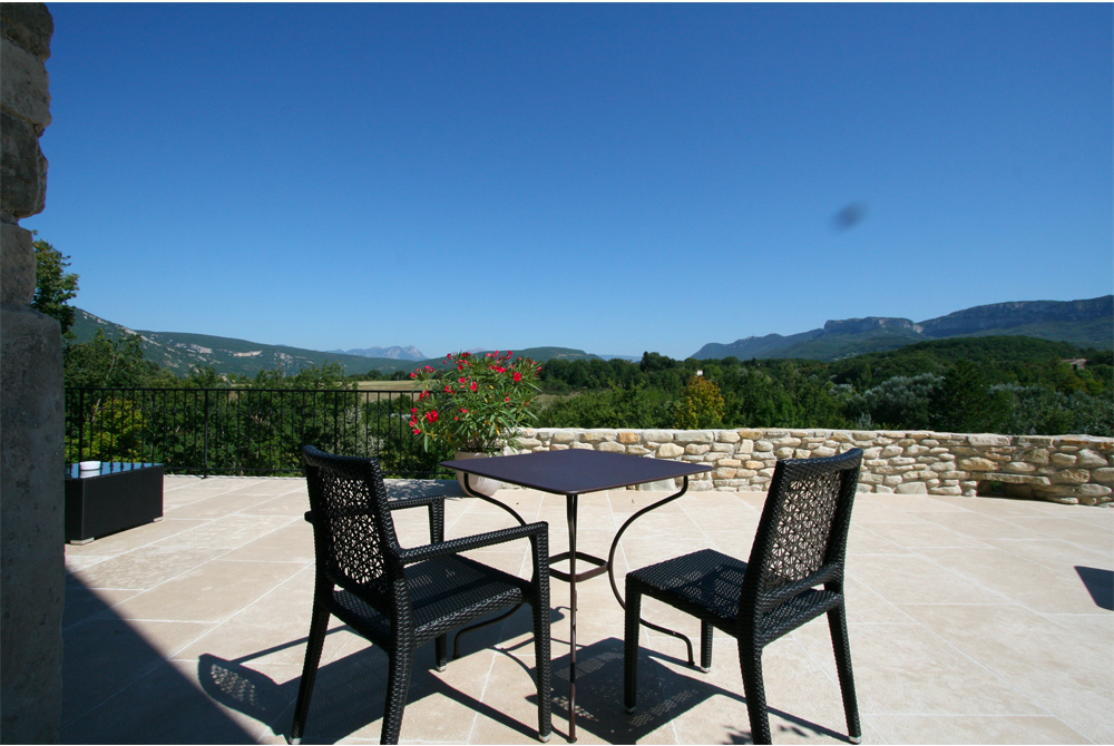 table-de-terrasse-et-chaise-exterieurde-restaurant-