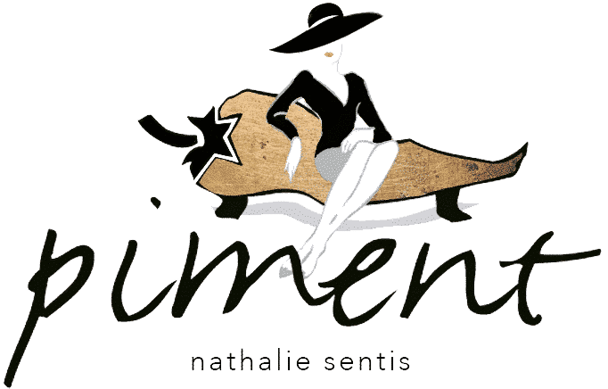 Logo Piment Nathalie Sentis : femme élégante au chapeau noir assise sur un piment doré servant de méridienne.