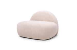 Fauteuil arrondi en bouclette rose pâle, design minimaliste et assise volumineuse.